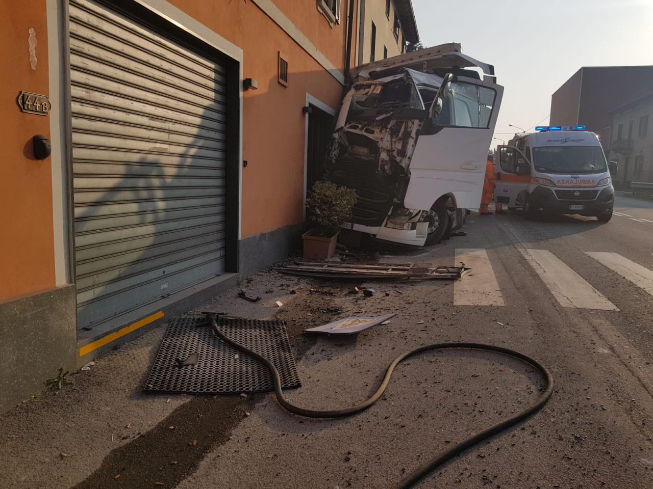 Paura a Calco: camion esce di strada e si schianta contro una casa