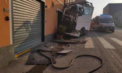 Paura a Calco: camion esce di strada e si schianta contro una casa