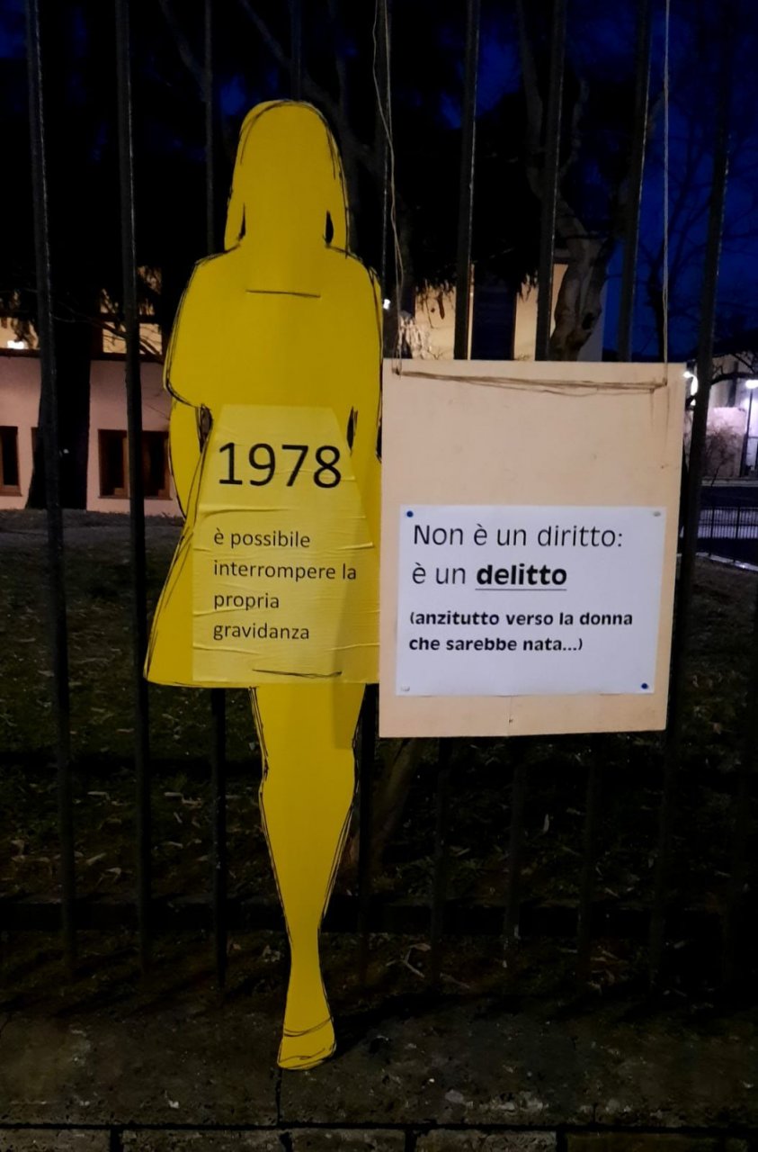Il cartello del don per l’8 Marzo: “L’aborto non è un diritto, è un delitto”