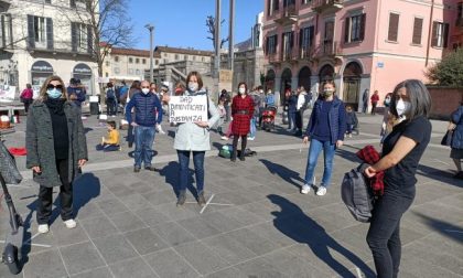 “Priorità alla scuola”: genitori, insegnanti e ragazzi presidiano piazza Cermenati a Lecco
