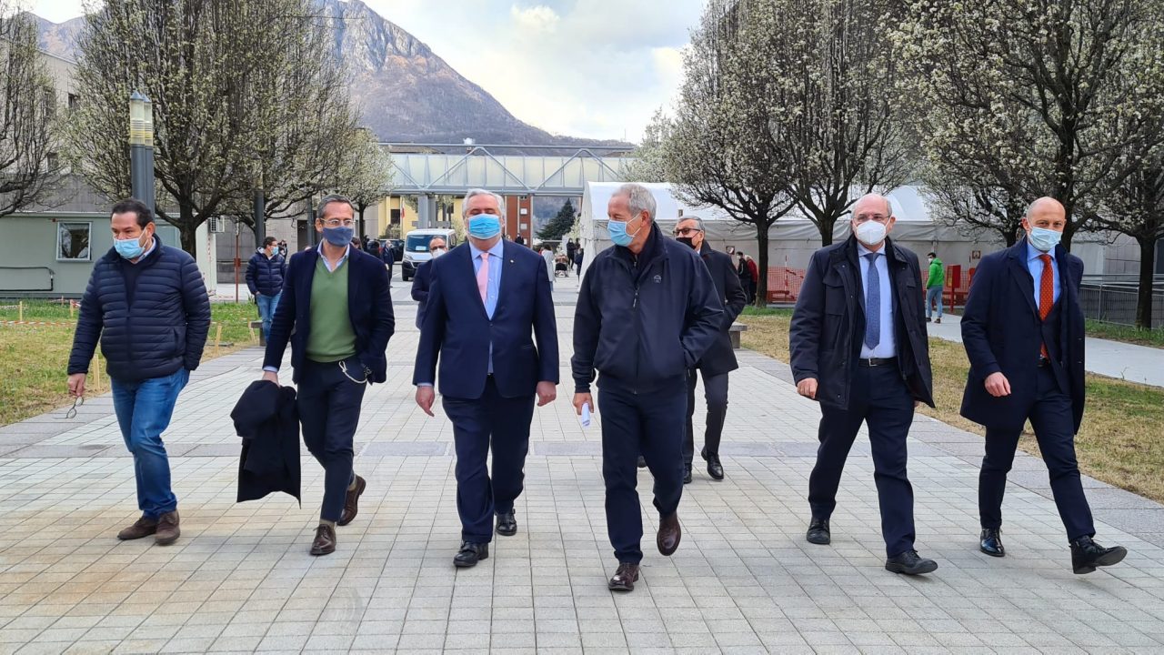 Bertolaso è in città e arriva la conferma: Lecco avrà il suo centro di vaccinazioni di massa. Sarà il Palataurus