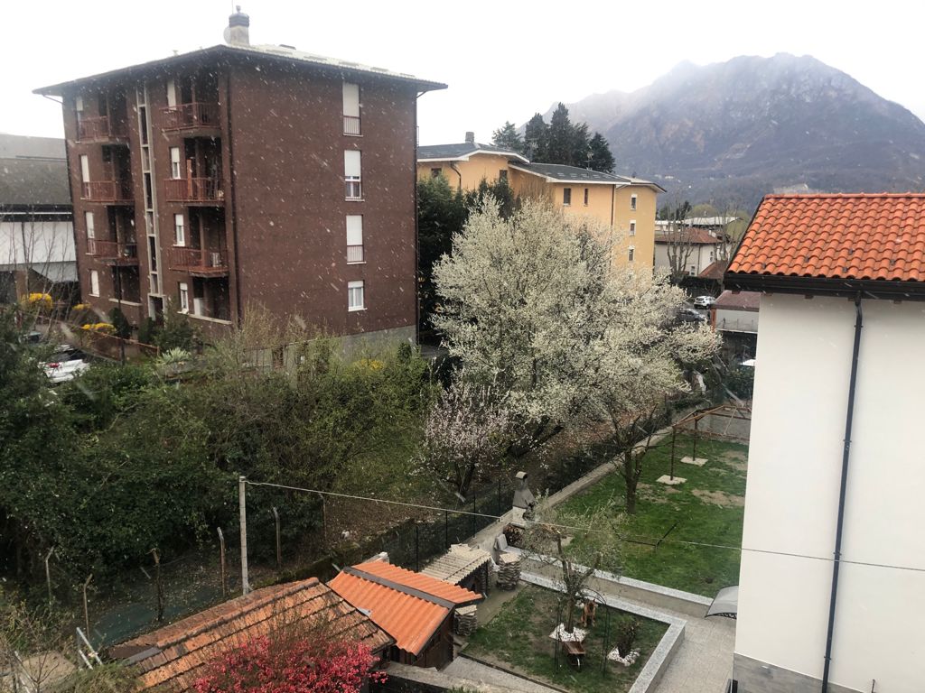 Risveglio particolare…. fiocchi di neve su Lecco il 19 marzo