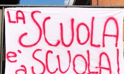 "La scuola è a scuola": un messaggio di protesta contro la didattica a distanza