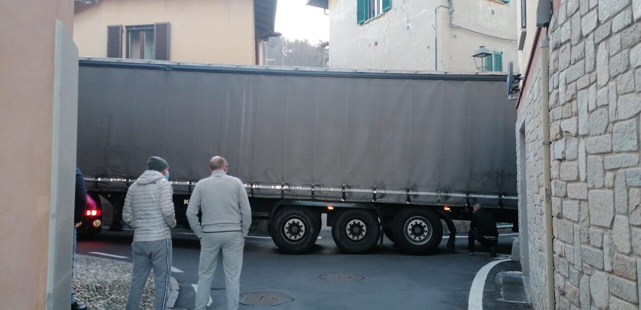 Camion incastrato, il video delle operazioni di rimozione