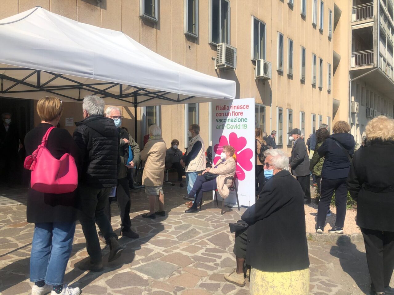 Caos vaccini all’ospedale di Merate, anziani in coda sotto il sole e senza potersi sedere