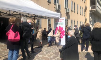 Caos vaccini all’ospedale di Merate, anziani in coda sotto il sole e senza potersi sedere