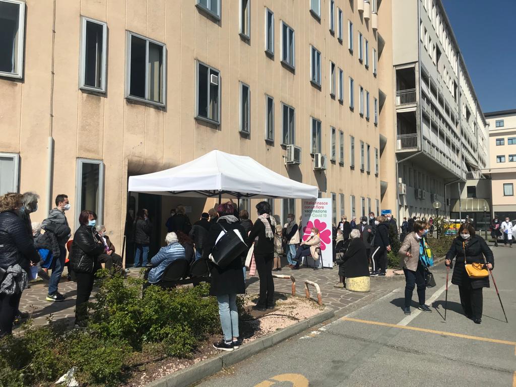 “Vaccini al Mandic, situazione gravissima e inaccettabile. Il sindaco protesti con Asst e Ats”