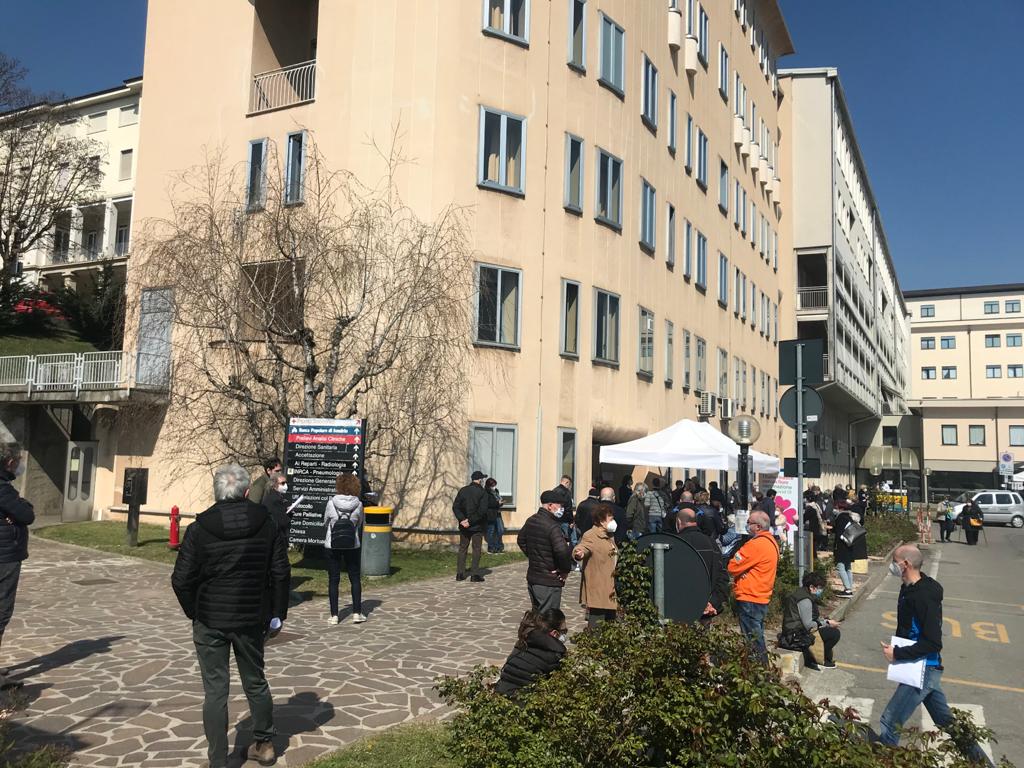 Caos vaccini in provincia di Lecco: “Approssimazione, disorganizzazione, noncuranza. Intervenga Figliuolo”