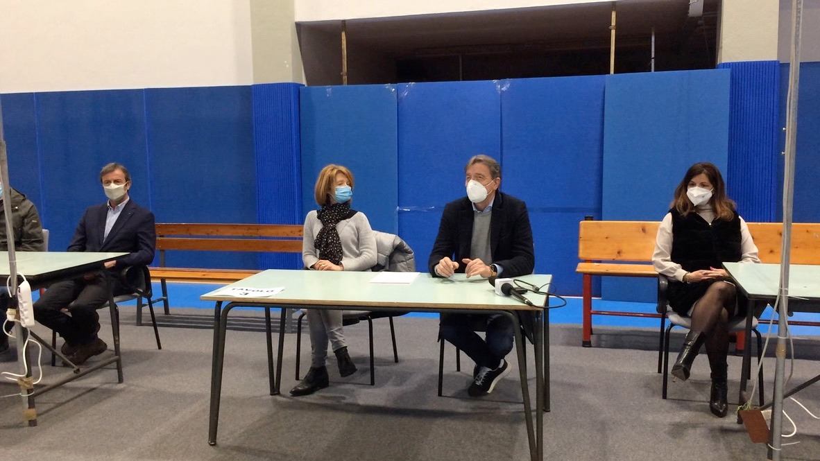 Stop al centro vaccinale, sindaci compatti: “Noi abbiamo fatto il possibile. Ma mancano materia prima, informazioni e una gestione efficiente”