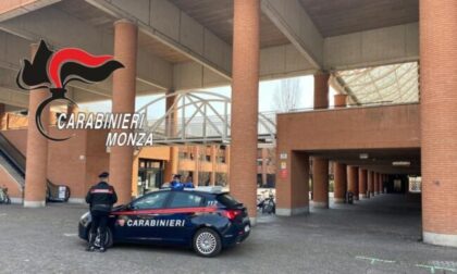 Minaccia di suicidarsi in piazza per evitare l’arresto per una rapina a Cernusco