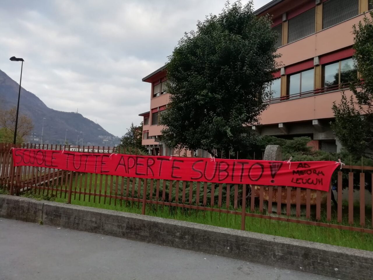 Striscioni affissi fuori dagli Istituti: “Scuole tutte aperte subito”