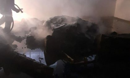 Incendio in un capannone, impegnati tre mezzi dei Vigili del fuoco