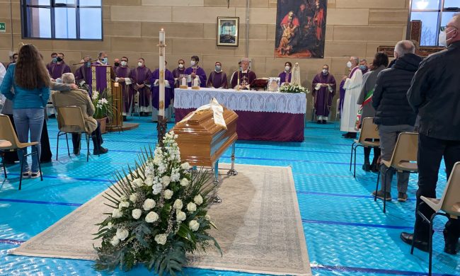 Lacrime per l’ultimo saluto a don Luca Pozzoni