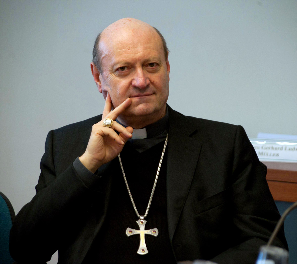 Oggi inizia il Conclave, senza i nostri cardinali Ravasi e Scola