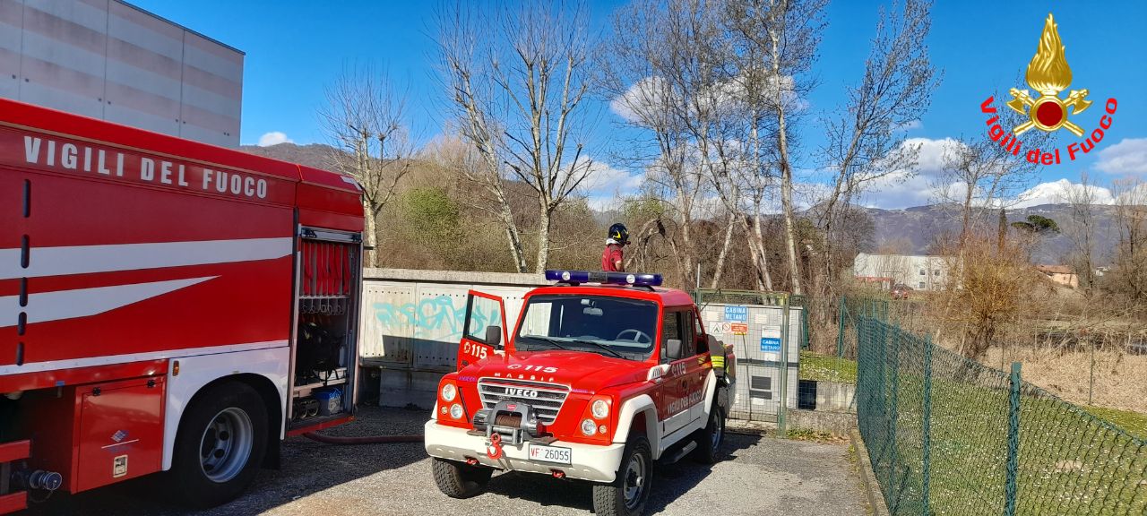 Forte vento sul Lecchese: a fuoco un campo a Calco