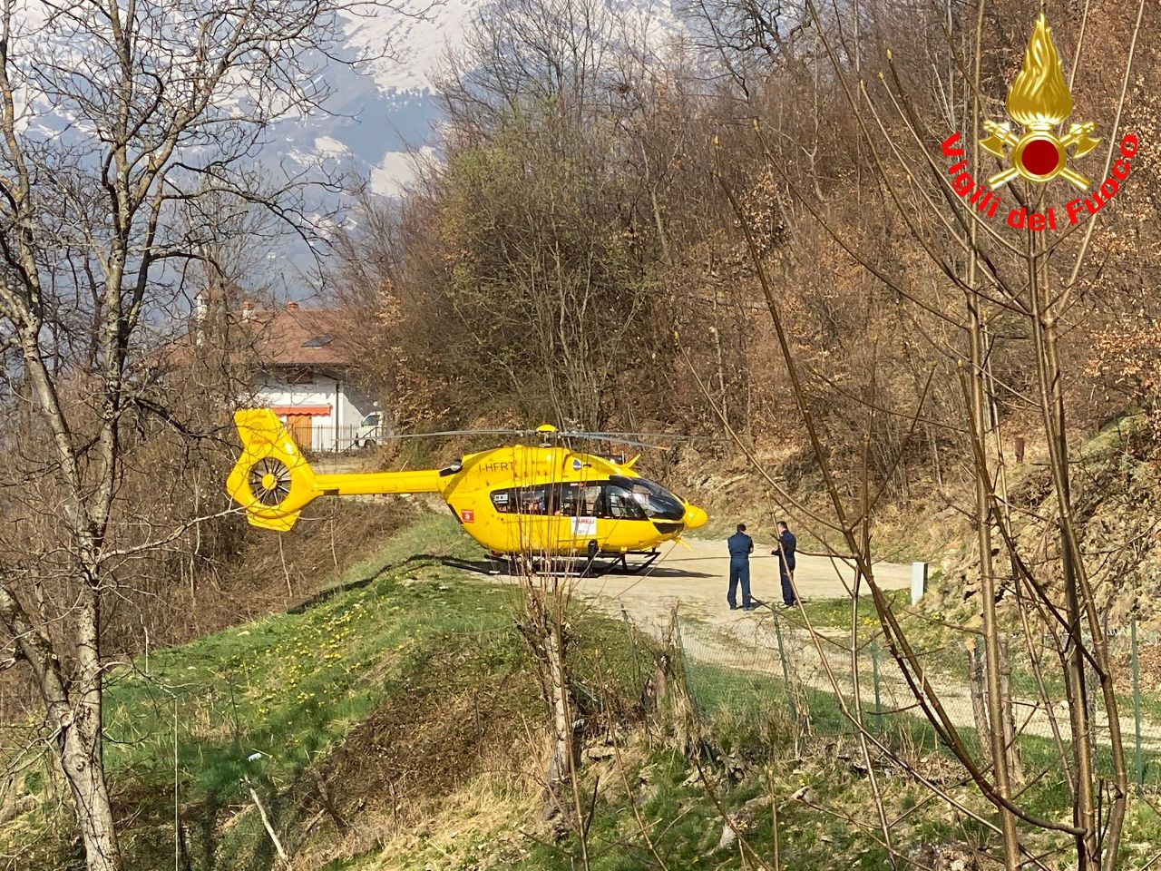 Tragedia: precipita nel dirupo mentre taglia la legna e muore