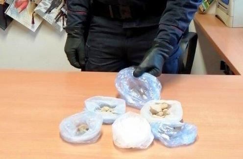 Vedono i Carabinieri, scappano e abbandonando cocaina, eroina e hashish
