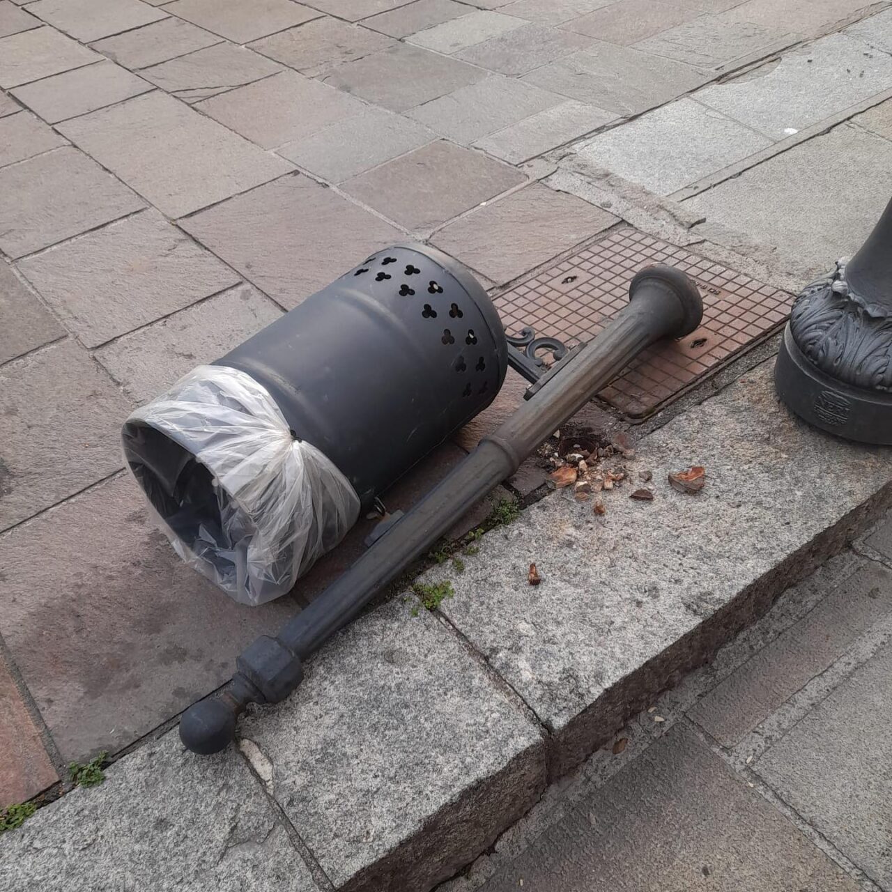 Vandali di nuovo in azione, divelto un cestino