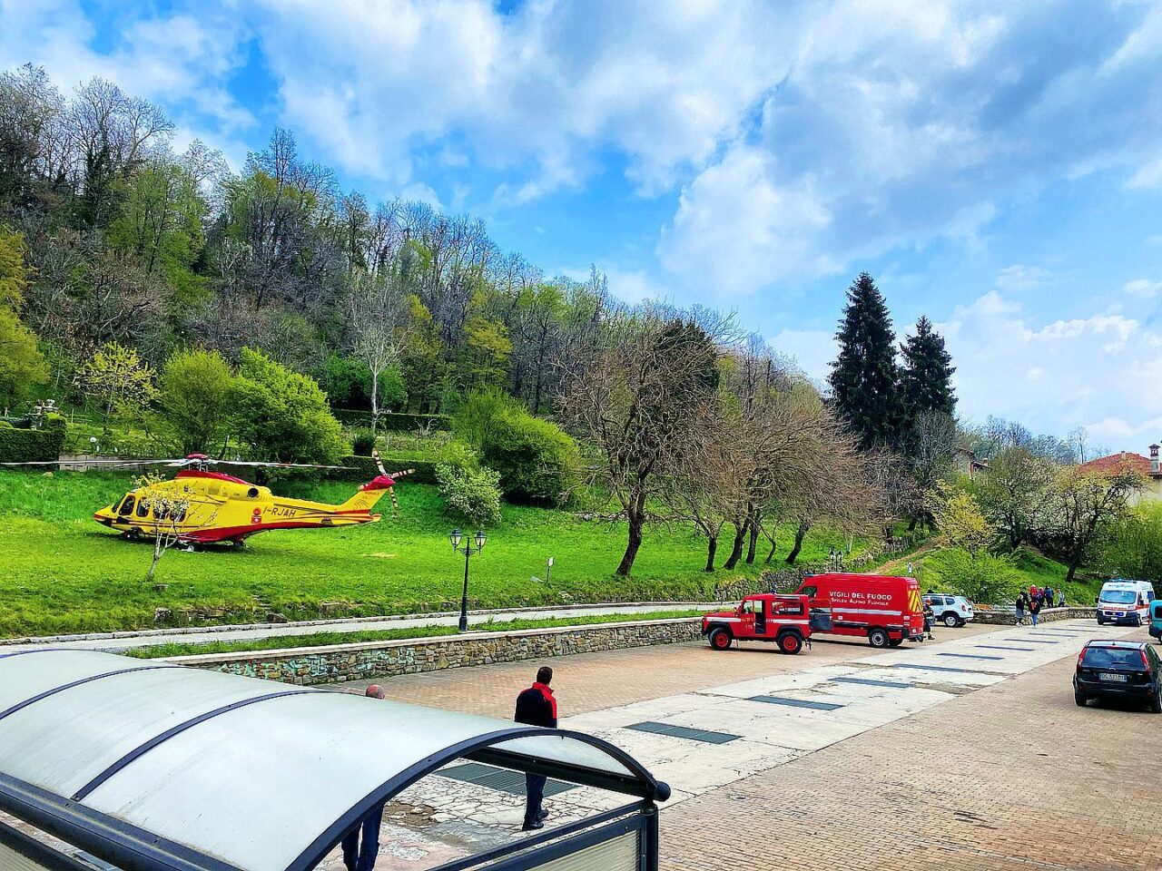 Cade in bici, soccorso un adolescente