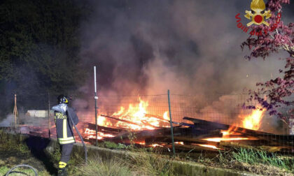 Incendio a Terno d’Isola, distrutti 200 metri quadrati di un deposito di materiali