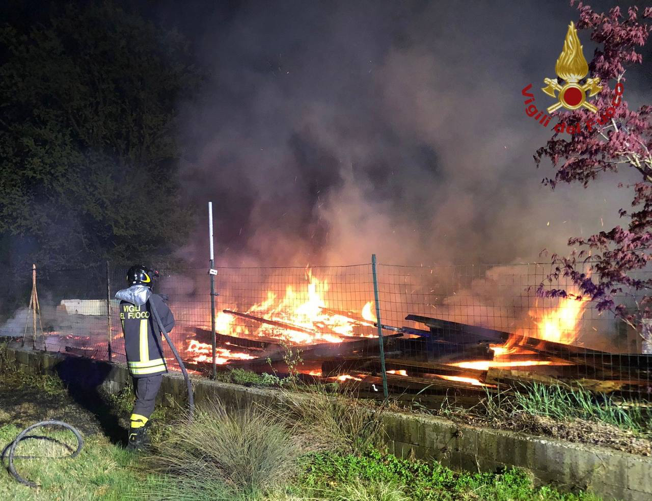 Incendio a Terno d’Isola, distrutti 200 metri quadrati di un deposito di materiali