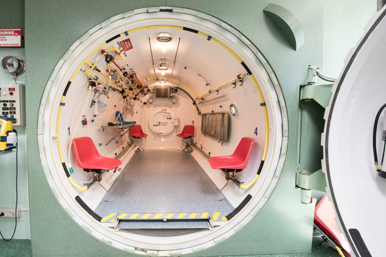 Intossicato dal monossido di carbonio: salvato grazie al trattamento in camera iperbarica