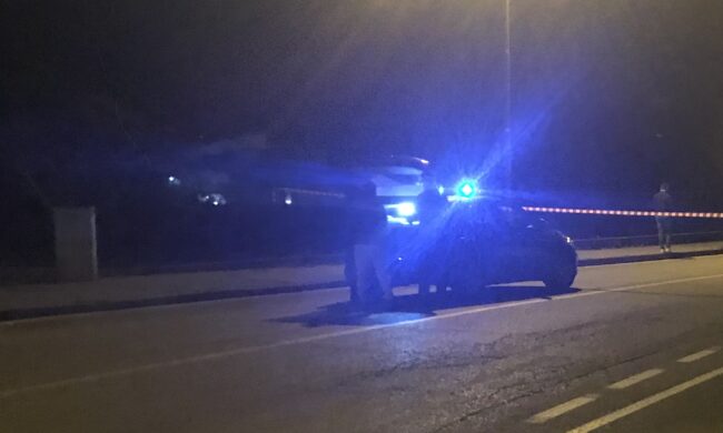 Dà una pistola in mano al nipotino 13enne e gli ordina di sparare al rivale d’amore