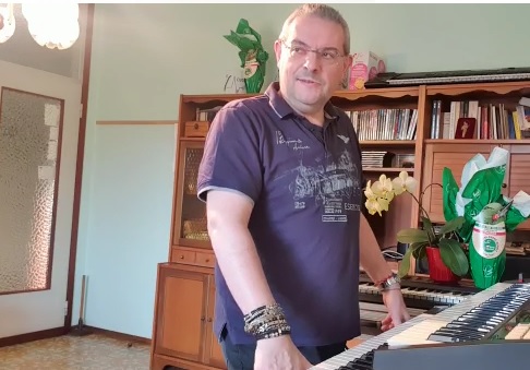 Gli auguri di Pasqua in musica del sacrestano di Merate