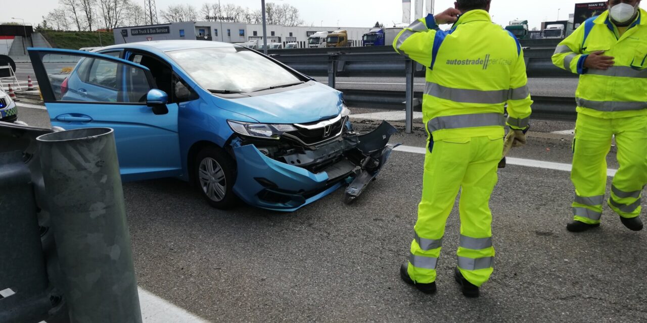 Finisce contro lo spartitraffico all’uscita dell’A4 FOTO