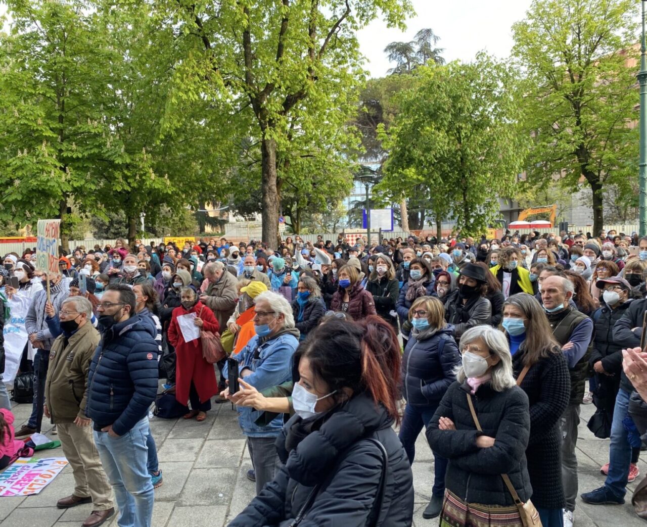 (Proprio) a Bergamo il raduno “No paura day”: in 600 a cantare “la pandemia è una fesseria”