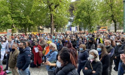 (Proprio) a Bergamo il raduno “No paura day”: in 600 a cantare “la pandemia è una fesseria”