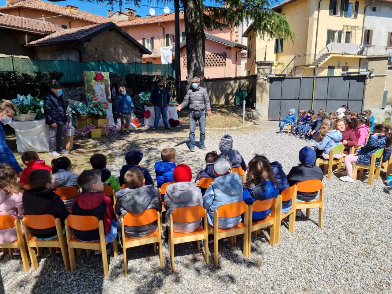 Il regalo degli Alpini alla scuola dell’infanzia Kramer di Cremella