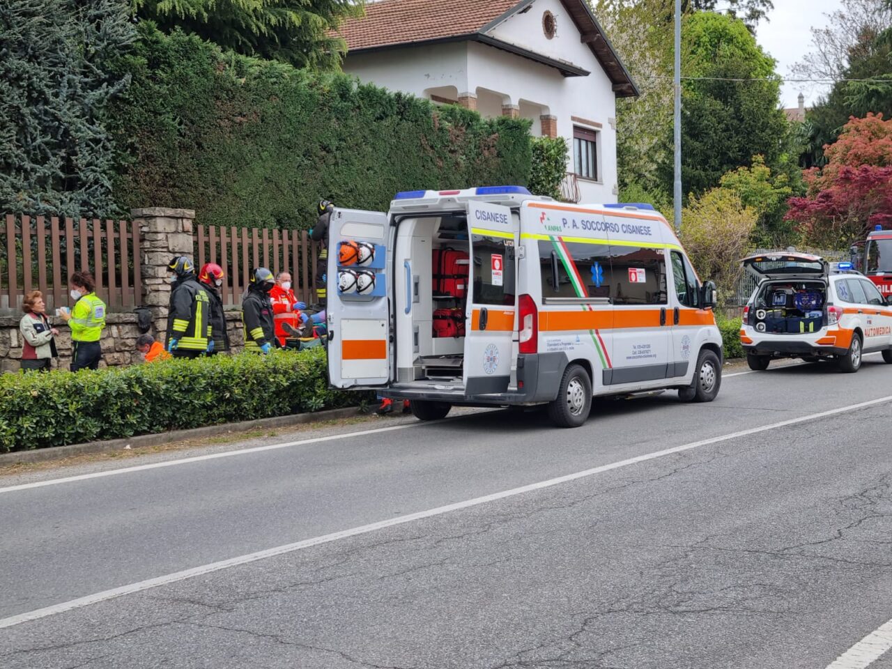 Cade dalla scala mentre sta tagliando la siepe: anziano ricoverato in ospedale FOTO E VIDEO