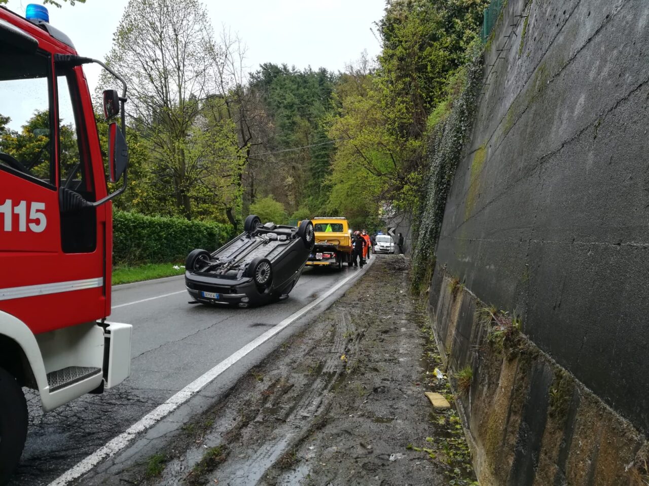 Auto ribaltata sulla Santa: soccorsa una 21enne, traffico in tilt