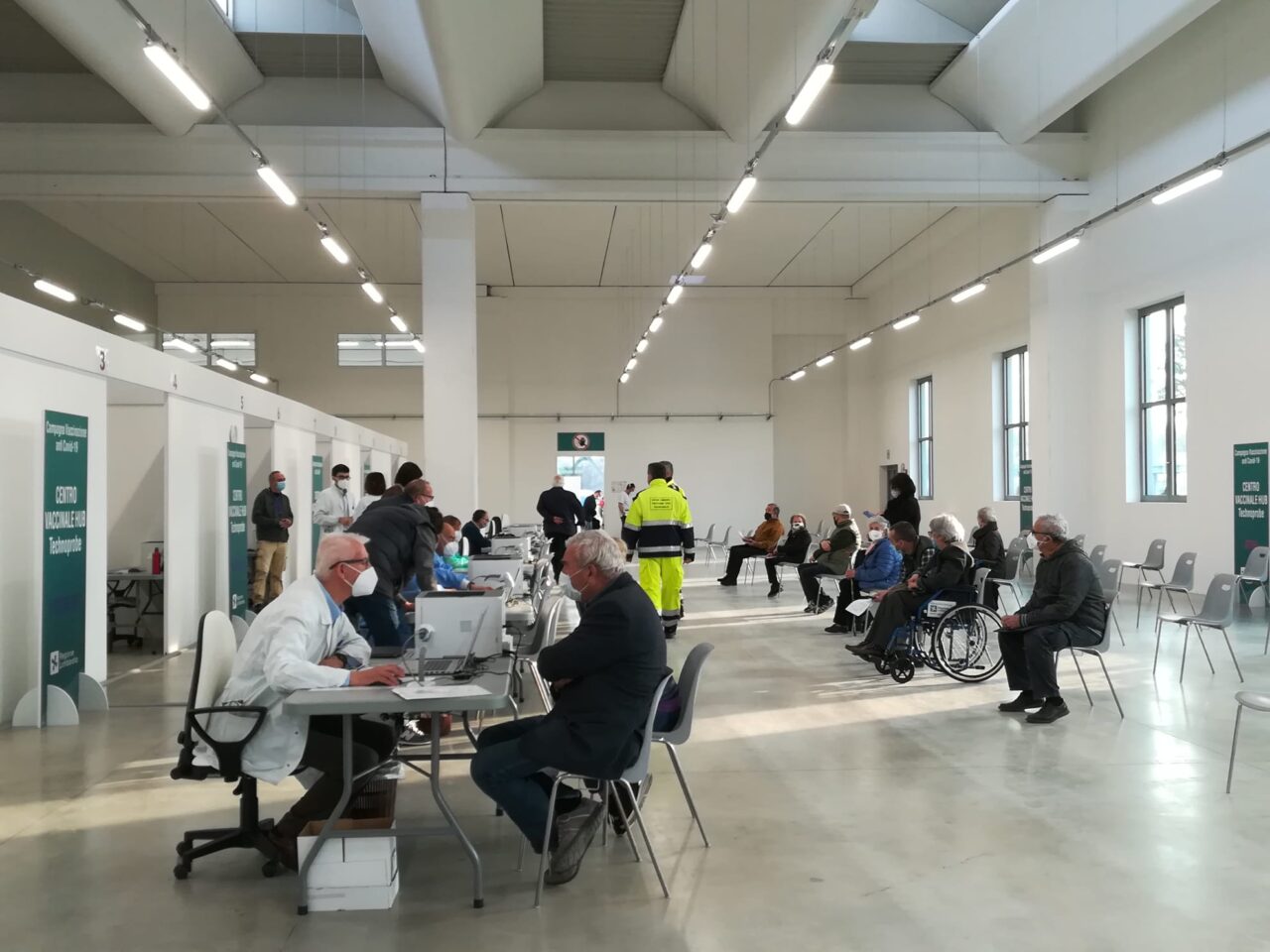 Covid, partita la campagna vaccinale di massa nel Meratese: le foto