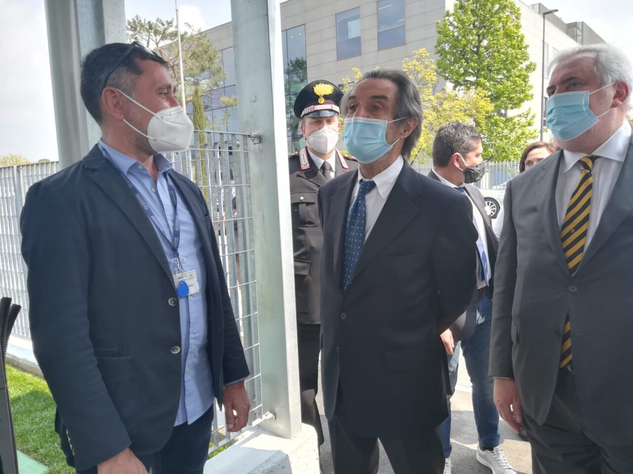Fontana visita il centro di vaccinazione di massa del Meratese: le foto e i video