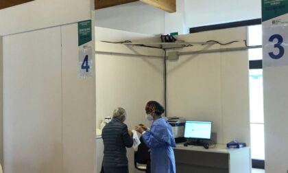 Attivato il terzo hub per le vaccinazioni di massa in provincia di Lecco. Stop ad Astrazenca per le prime dosi