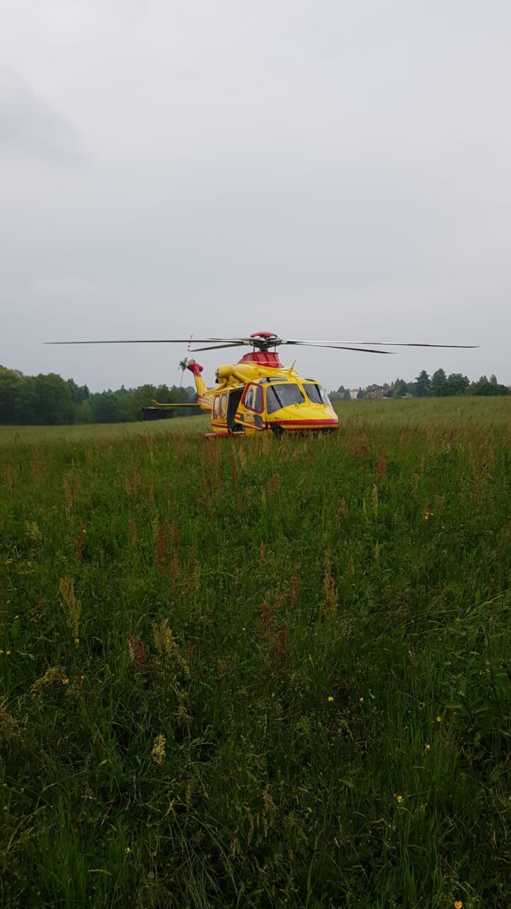 Accusa un malore e cade dallo scooter, anziano elisoccorso FOTO