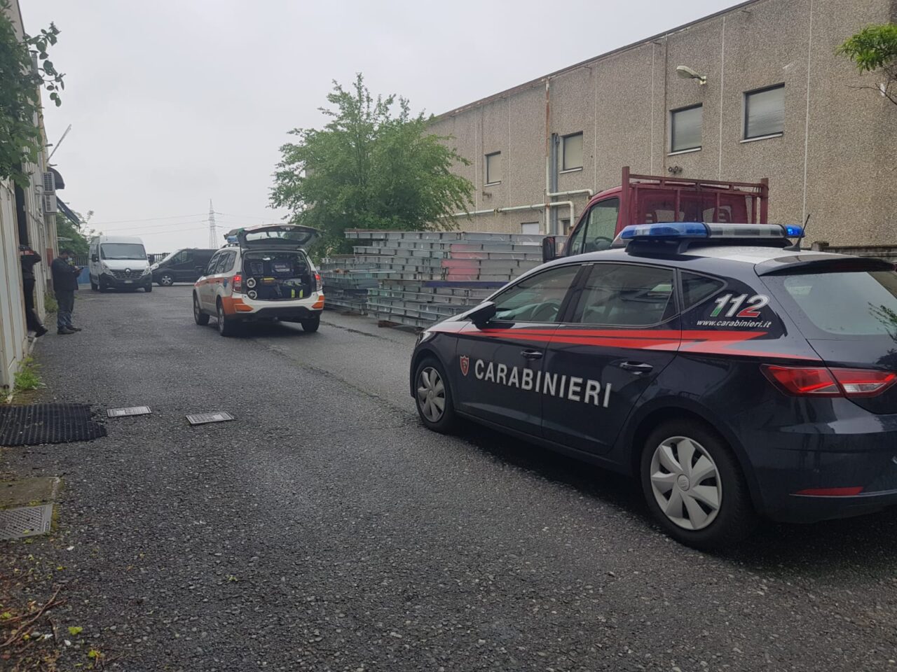 Incidente sul lavoro: autista scivola dal cassone camion e picchia la testa