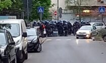 Assembramento per il video musicale e sassi contro la polizia: 13 perquisizioni. Indagato rapper lecchese