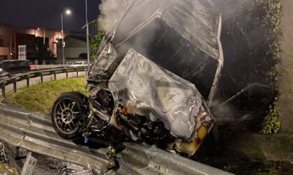 Incidente stradale, l'auto prende fuoco: le foto