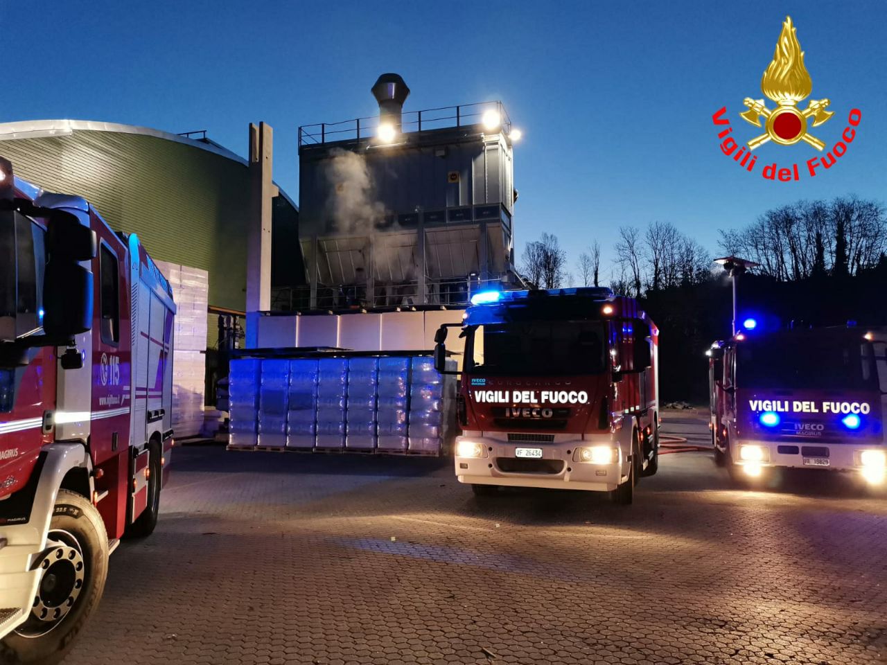 Incendio all’alba: fiamme in un’azienda che lavora legno