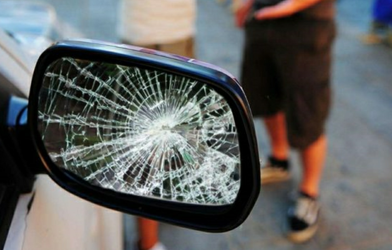 Truffa dello specchietto ai danni di un anziano fuori dal supermercato