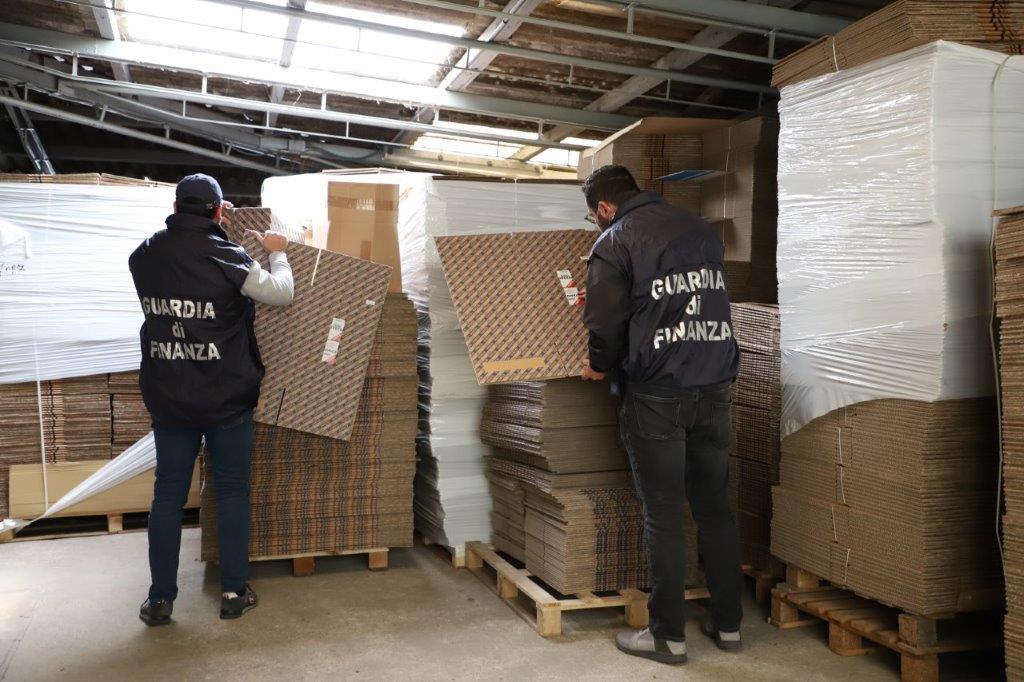 Scoperta nel Comasco una stamperia abusiva di ricambi d’auto