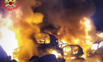 Incendio devastante in un deposito di auto