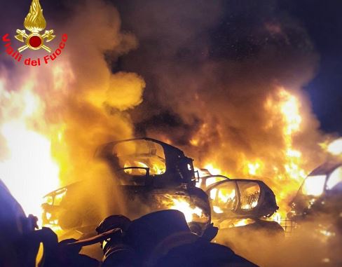 Incendio devastante in un deposito di auto