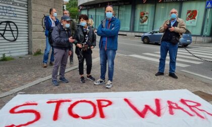 Sit in per la pace in Palestina e Israele, in piazza anche Egidia Beretta, la mamma di Vik Arrigoni