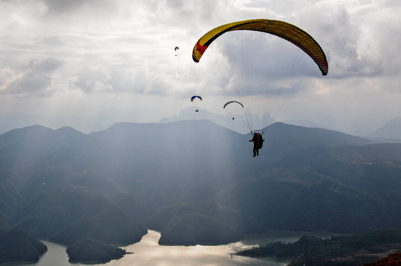 Vedono un parapendio scendere velocemente verso il lago e danno l’allarme. Maxi mobilitazione dei soccorritori ma il velista sta benissimo