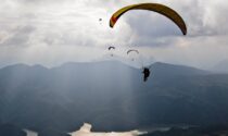 Vedono un parapendio scendere velocemente verso il lago e danno l'allarme. Maxi mobilitazione dei soccorritori ma il velista sta benissimo