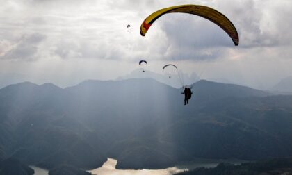 Vedono un parapendio scendere velocemente verso il lago e danno l'allarme. Maxi mobilitazione dei soccorritori ma il velista sta benissimo